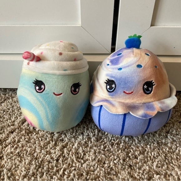 Two SQUISHMALLOWS 5" Scented Mystery Squad Blueberry Muffin and Milkshake No Bag - Picture 2 of 10